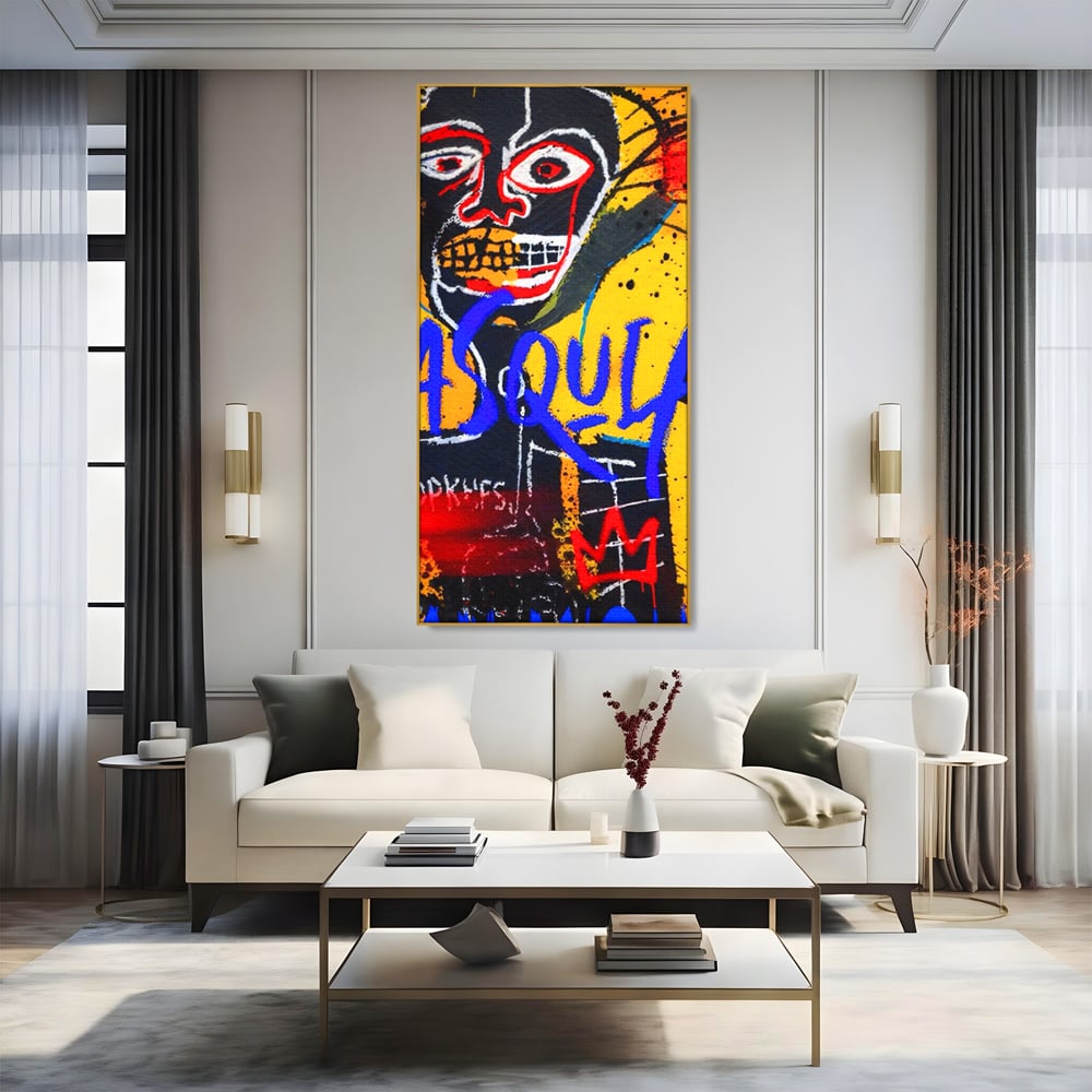 Tablou canvas cu tablou canvas cu portret stil graffiti, in rama de aluminiu auriu, pe perete intr-un living
